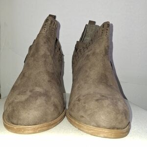Daisy Fuentes earthy neutral shade Suede Boots